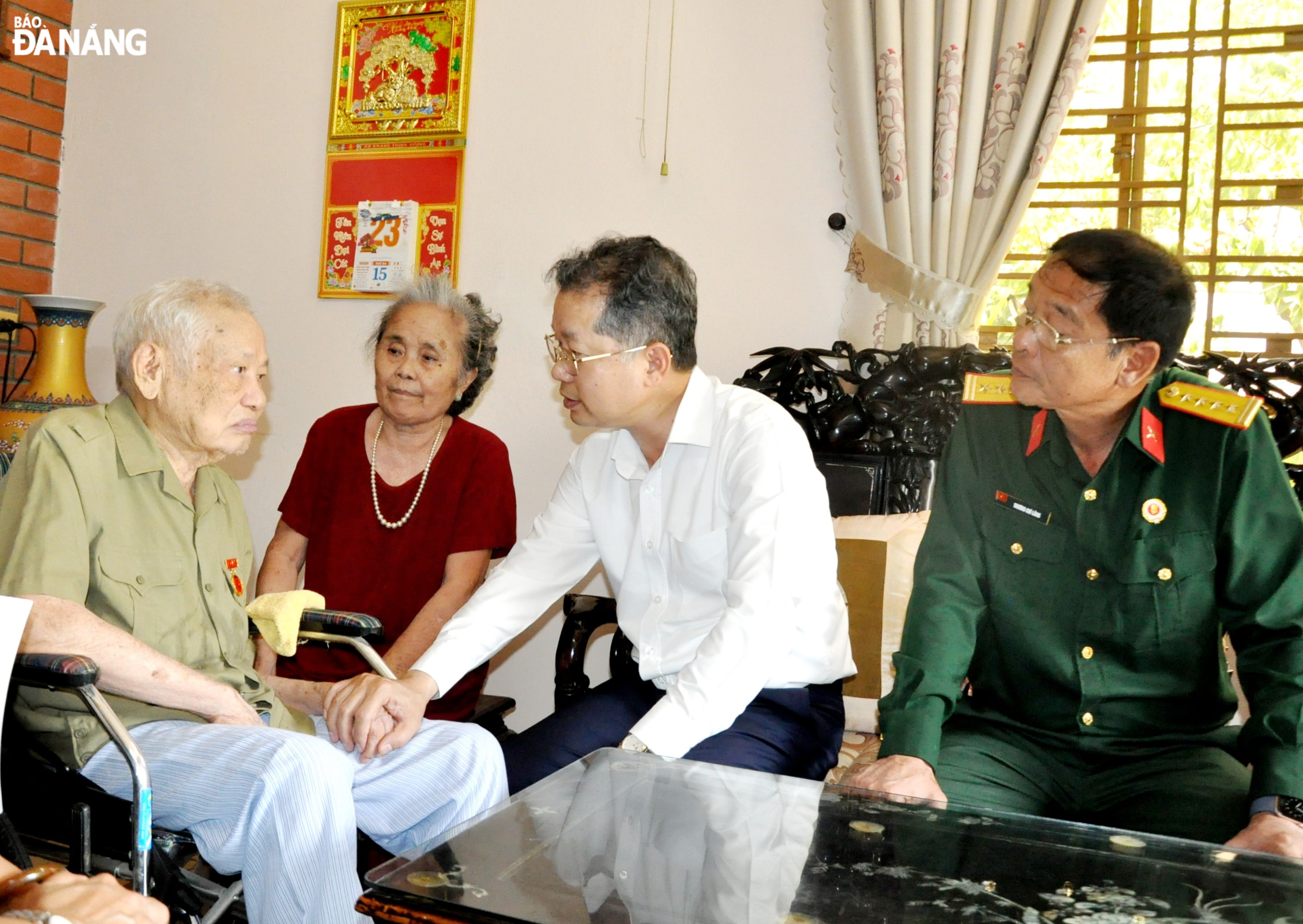 Bí thư Thành ủy Nguyễn Văn Quảng thăm hỏi sức khỏe ông Lê Bá Yên. Ảnh: LÊ HÙNG