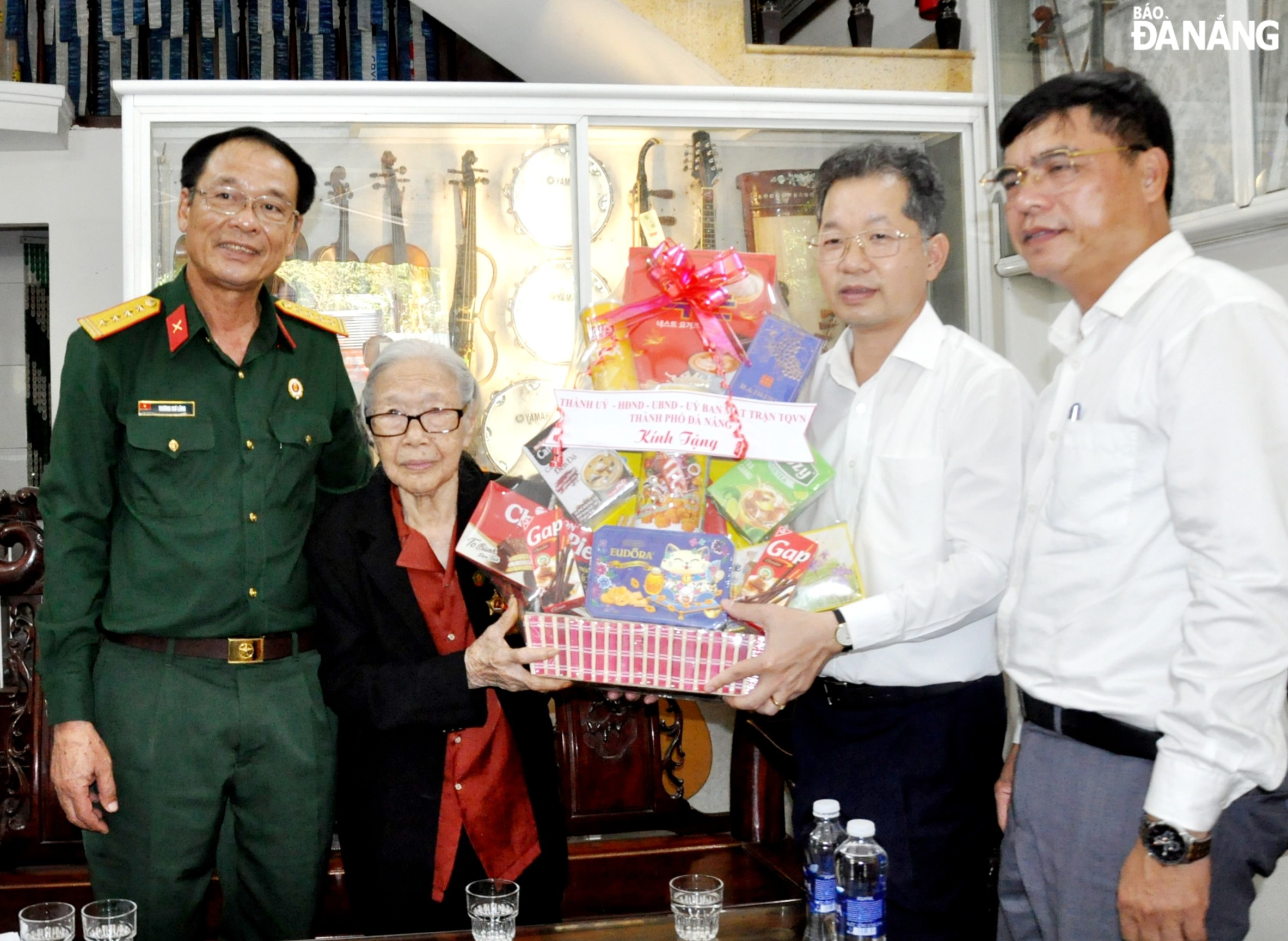 Bí thư Thành ủy Nguyễn Văn Quảng thăm, tặng quà cho bà Vương Thị Xuân Vy. Ảnh: LÊ HÙNG
