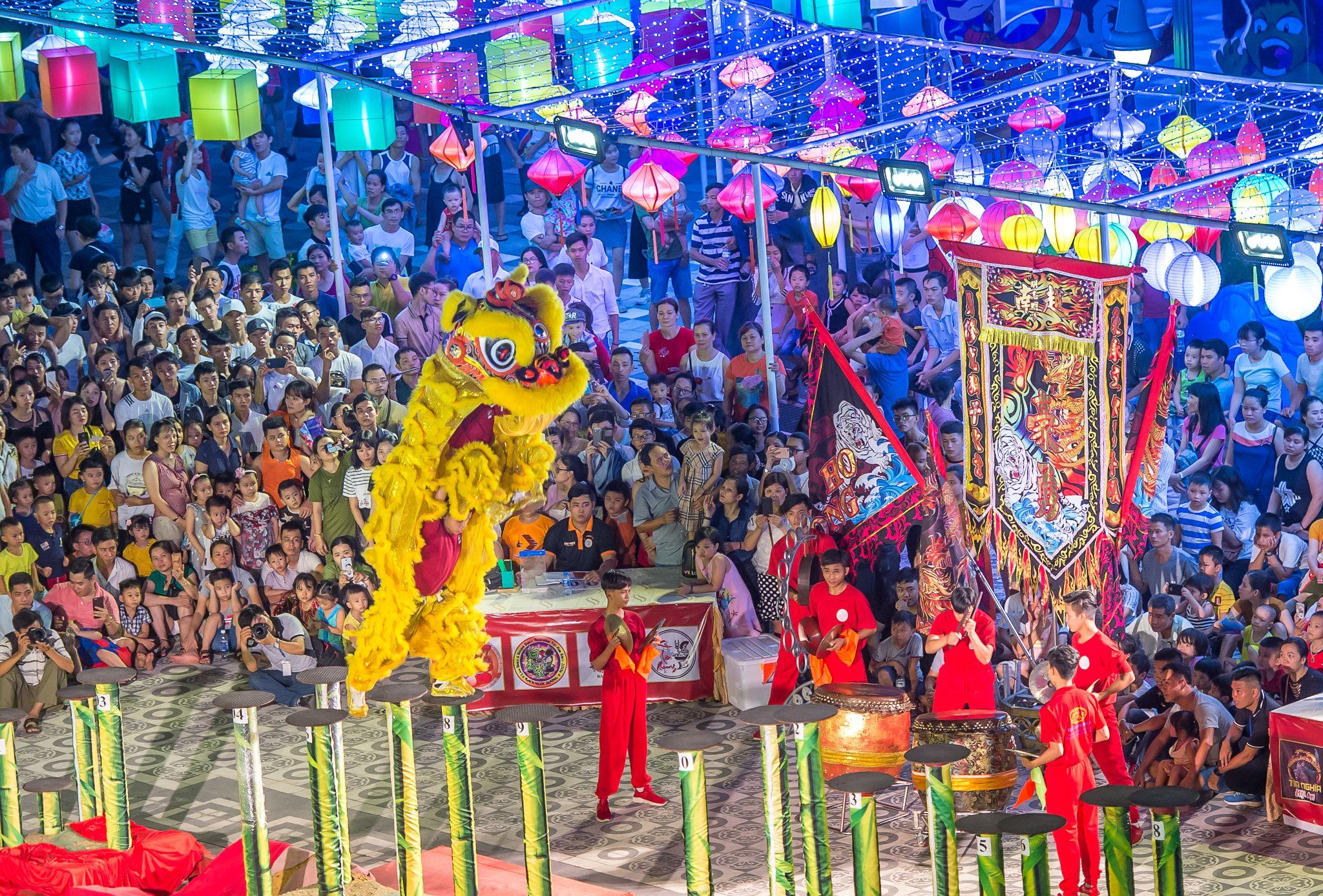 Trình diễn Lân Sư Rồng luôn là “đặc sản” mà du khách không nên bỏ lỡ khi ghé thăm Công viên Châu Á 