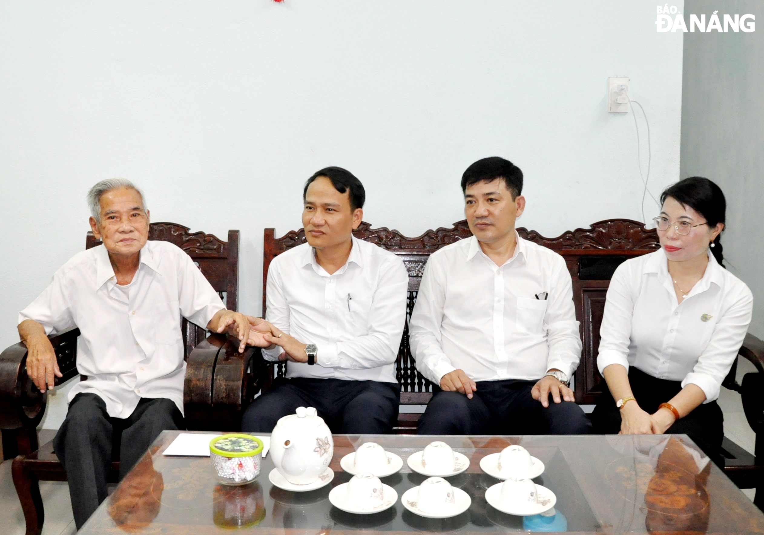 Trưởng ban Tổ chức Thành ủy Nguyễn Đình Vĩnh thăm hỏi sức khỏe và tặng quà cho ông Trương Văn Tiễn. Ảnh: LÊ HÙNG