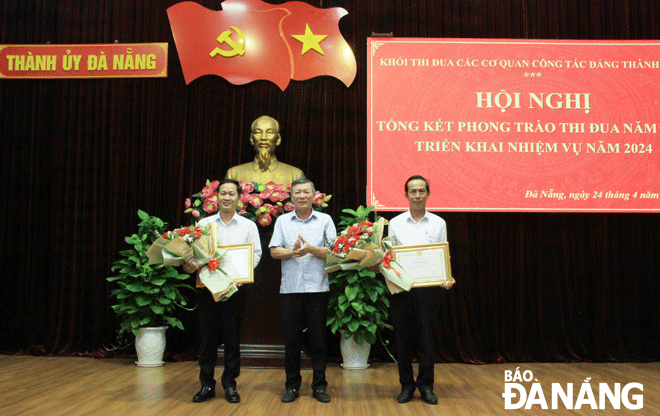 Ông Lê Văn Trung (giữa), Trưởng Ban Dân vận Thành ủy trao Bằng khen của Chủ tịch UBND thành phố cho Ban Nội chính Thành ủy và Đảng ủy Khu công nghệ cao và các khu công nghiệp. Ảnh: TRỌNG HÙNG