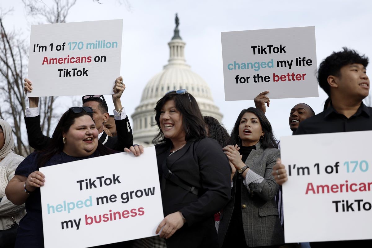 Những người ủng hộ TikTok mang biểu ngữ tuần hành, yêu cầu chính phủ Mỹ không cấm ứng dụng này. Ảnh: Getty Images	