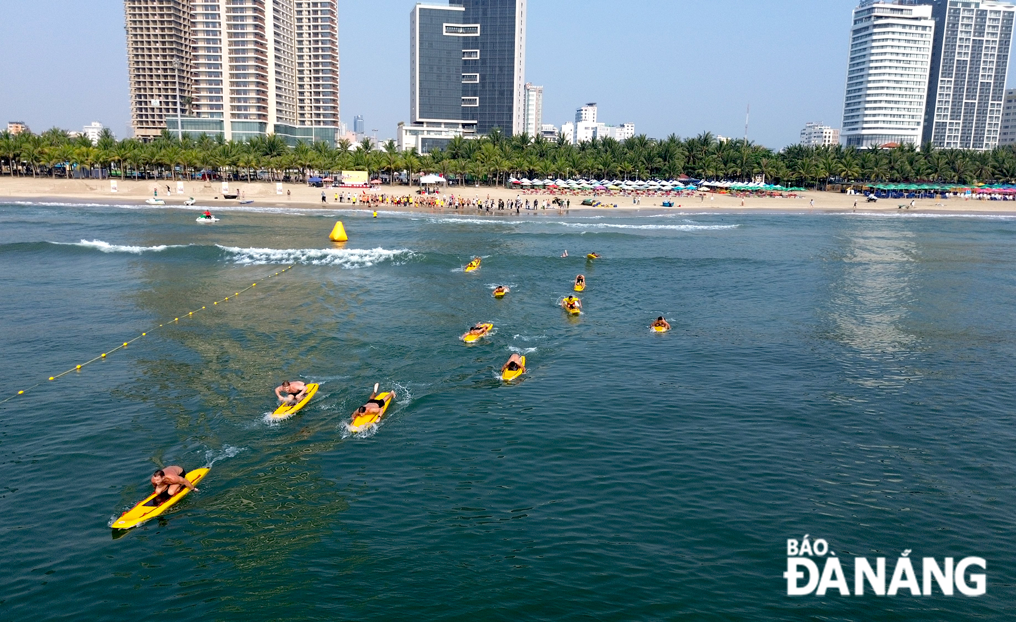 Các vận động viên thi đấu trên tinh thần giao lưu, chia sẻ kinh nghiệm cứu nạn biển. Ảnh: VĂN HOÀNG