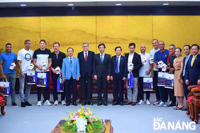 Phó Chủ tịch UBND thành phố Trần Chí Cường (thứ 7, bên trái sang) chụp ảnh lưu niệm cùng Đại sứ đặc mệnh toàn quyền Brazil tại Việt Nam Marco Farani (thứ 6, bên trái sang) và các danh thủ bóng đá Brazil.