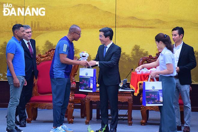 Phó Chủ tịch UBND thành phố Trần Chí Cường tặng quà lưu niệm cho các cầu thủ Brazil.