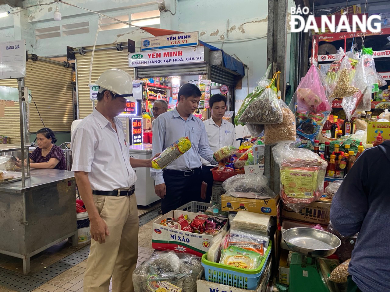 BQL An toàn thực phẩm kiểm tra các mặt hàng tại chợ. ẢNH: ĐVCC