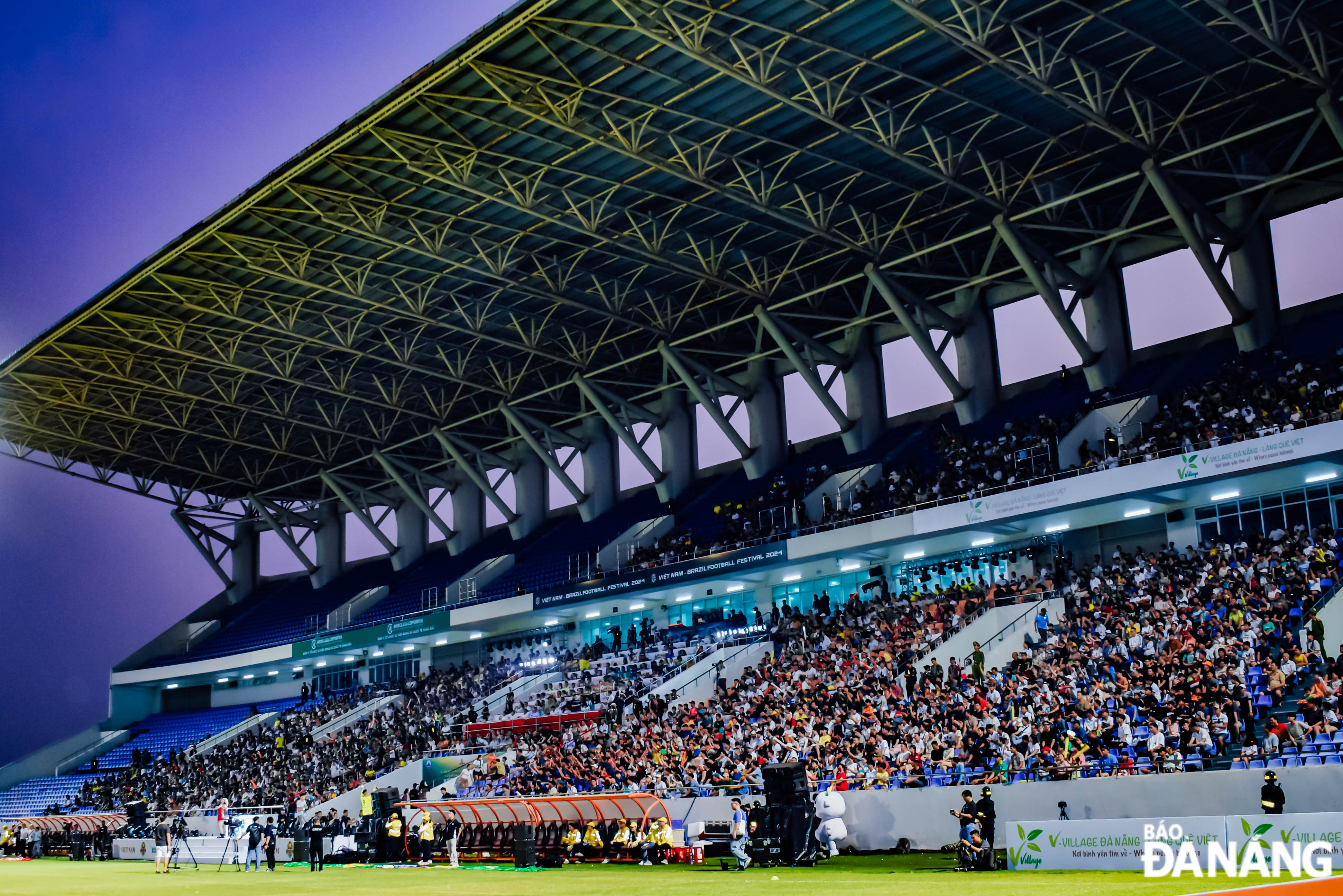 Đông đảo người hâm mộ có mặt tại sân Hòa Xuân để xem trận bóng đá giữa Ngôi sao Brazil và Việt Nam đá giao hữu.