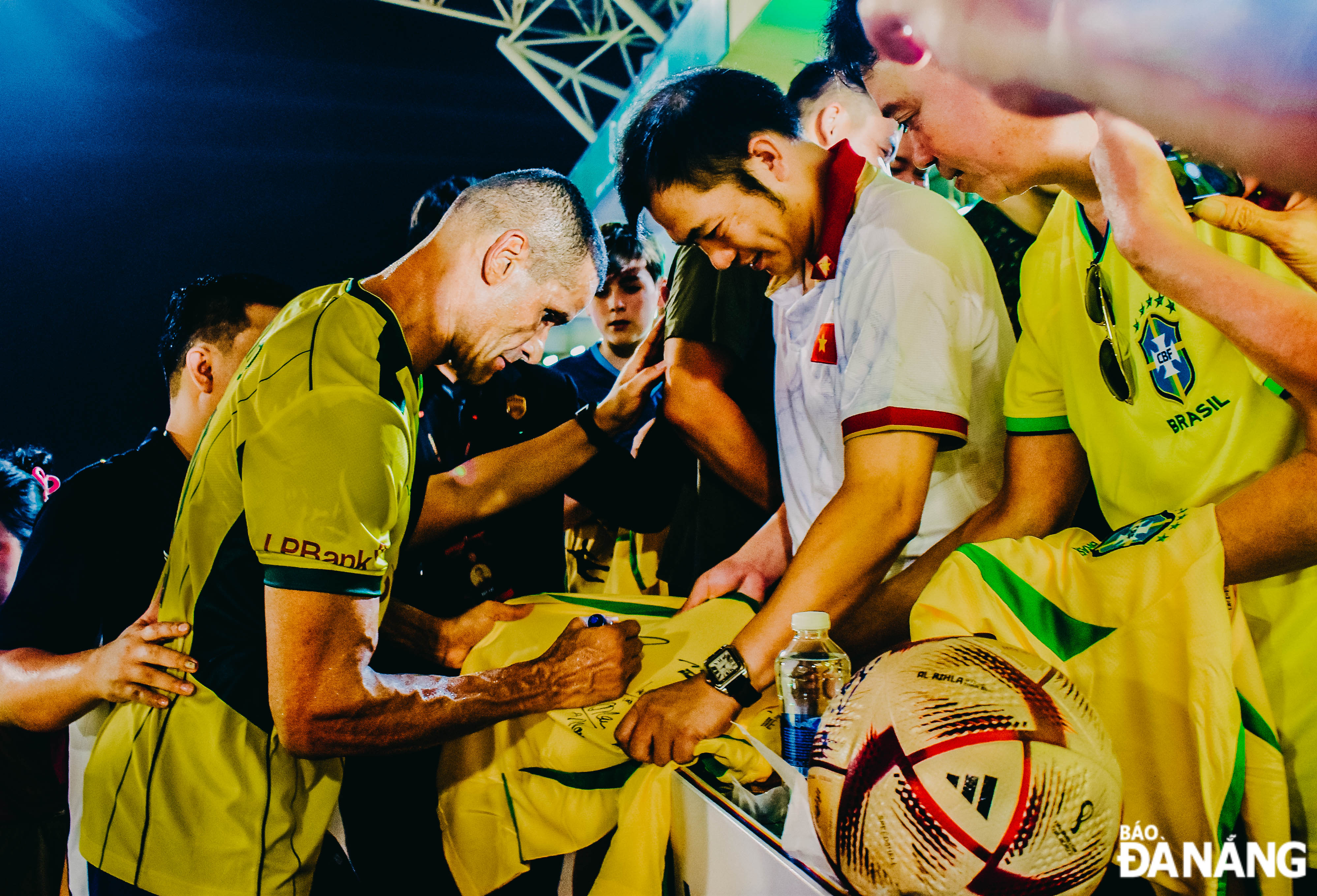 Chủ nhân Quả bóng Vàng thế giới 1999 - Rivaldo tặng chữ ký cho người hâm mộ Việt Nam.