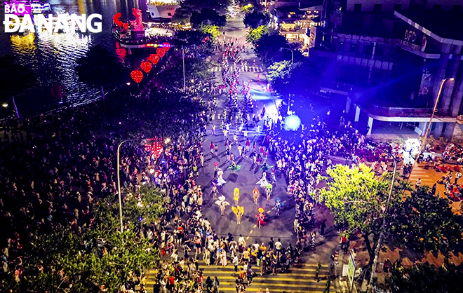 Chương trình vũ hội đường phố tại tuyến đường Trần Hưng Đạo thu hút hàng nghìn người dân, du khác tới tham gia, cổ vũ.