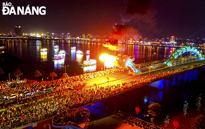 Thưởng thức các chương trình nghệ thuật hai bờ sông Hàn, ngắm cầu Rồng phun lửa - nước là một trải nghiệm thú vị cho du khách.