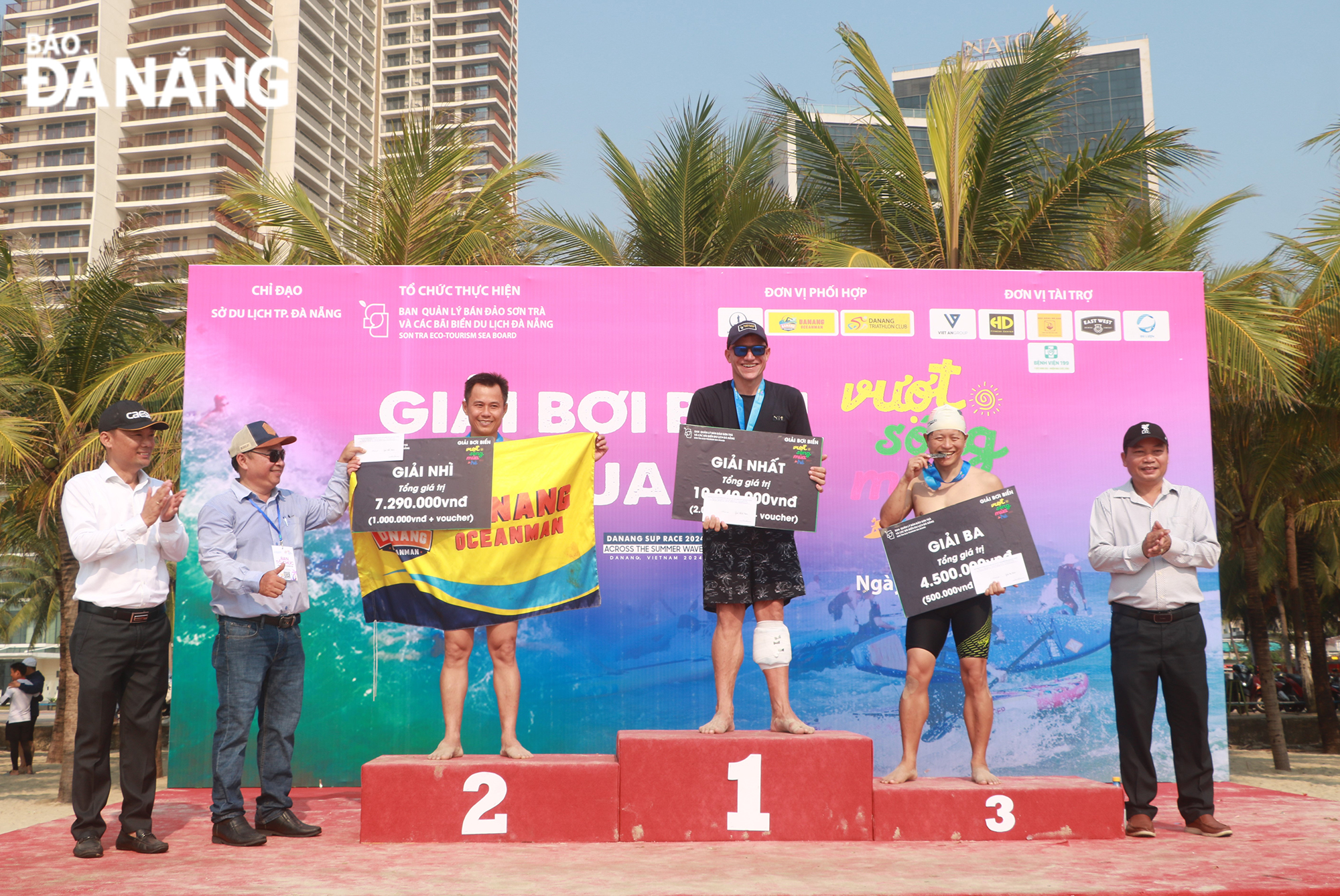 Ban quản lý bán đảo Sơn Trà và các bãi biển du lịch Đà Nẵng trao giải cho các vận động viên chiến thắng tại giải bơi biển 