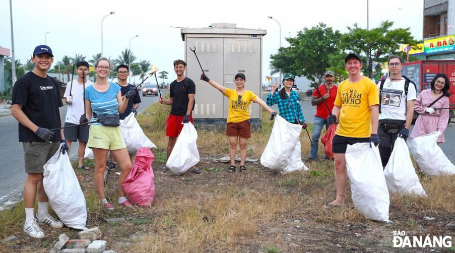 .Chị Mai Thị Kim Ánh (mặc áo vàng, thứ 6 phải sang), phụ trách Nhóm Trash Hero Đà Nẵng cũng các tình nguyện viên tham gia nhặt rác, làm sạch môi trường