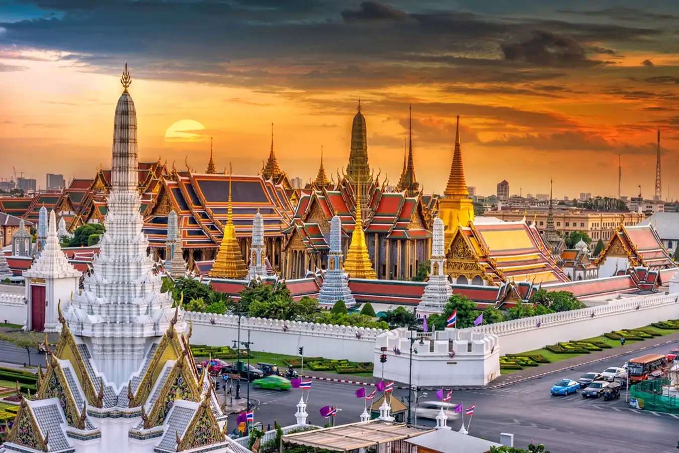Bangkok nổi tiếng với những tòa nhà chọc trời, những trung tâm mua sắm hiện đại. 