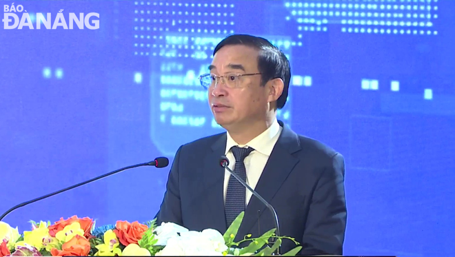 Chủ tịch UBND thành phố Lê Trung Chinh phát biểu tại hội thảo. Ảnh: M.Q