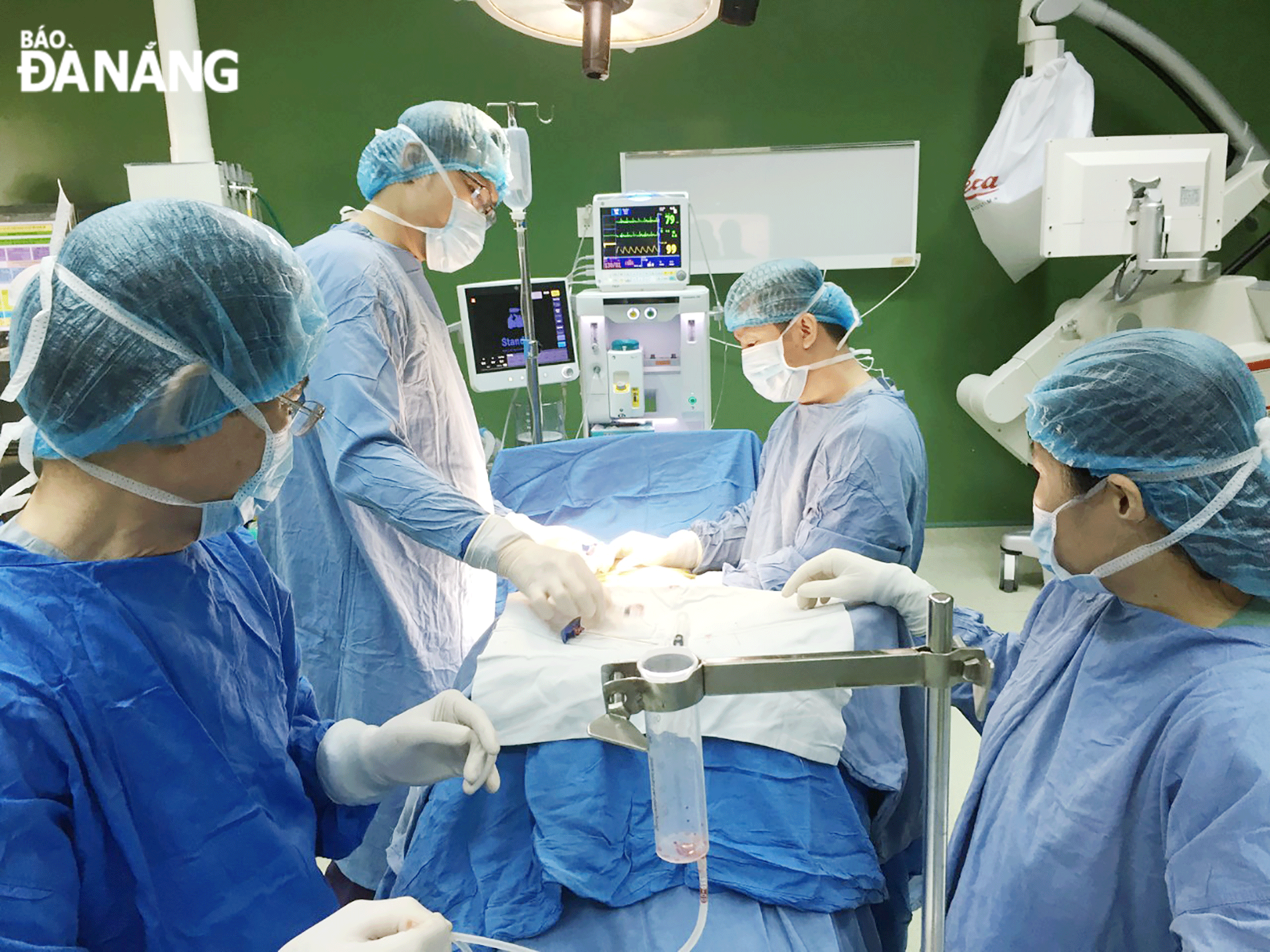 Bệnh viện Đà Nẵng triển khai kỹ thuật chuyên sâu, phẫu thuật chấn thương tủy sống cho bệnh nhân. Ảnh: PHAN CHUNG