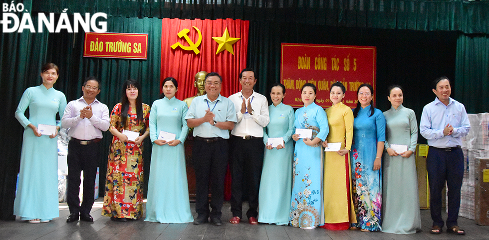 UBND các quận, huyện của thành phố Đà Nẵng tặng quà đến các công dân nữ sinh sống trên đảo Trường Sa Lớn. Ảnh; TRIỆU TÙNG
