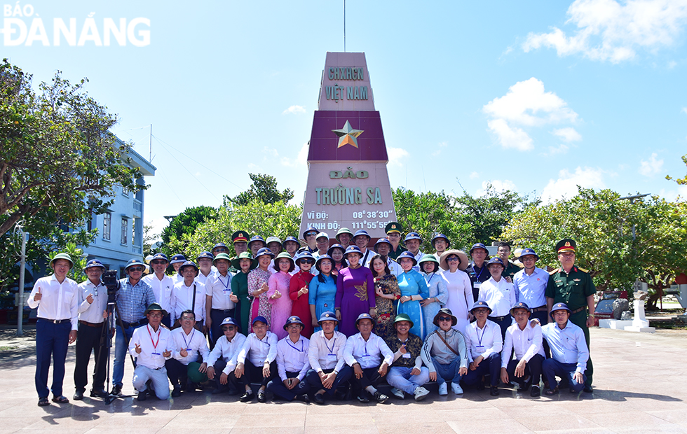 Đoàn công tác thành phố Đà Nẵng bên cột mốc chủ quyền quốc gia trên đảo Trường Sa Lớn. Ảnh: TRIỆU TÙNG