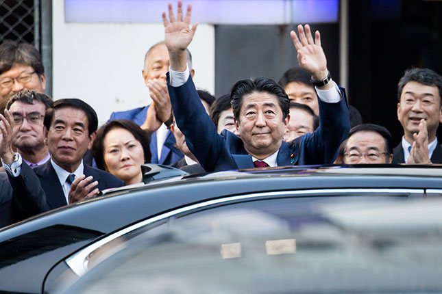 Ông Shinzo Abe tiếp tục lãnh đạo đảng Dân chủ Tự do (LDP) và đảm nhiệm cương vị Thủ tướng đến năm 2021.      					              Ảnh: AP