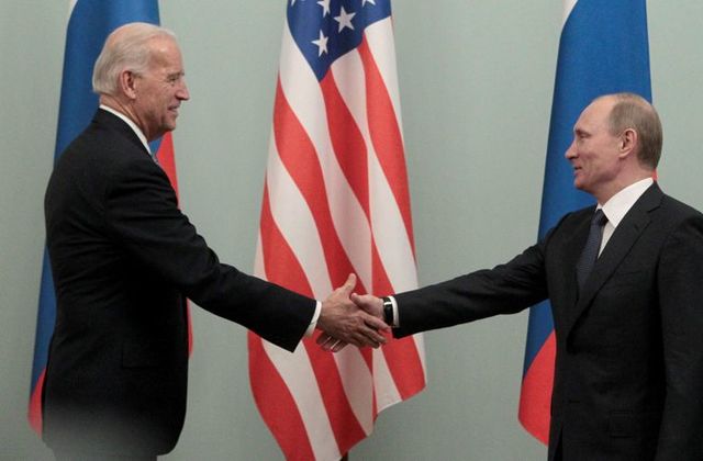 Tổng thống Putin (phải) chúc mừng ông Biden đắc cử Tổng thống Mỹ. Ảnh: Reuters