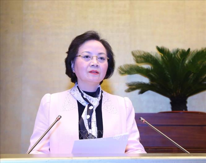 Bộ trưởng Bộ Nội vụ Phạm Thị Thanh Trà trình bày Tờ trình về dự thảo Nghị quyết của Quốc hội về thời hiệu xử lý kỷ luật đối với cán bộ, công chức, viên chức. Ảnh: TTXVN