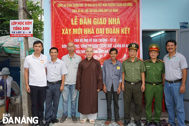 Bàn giao nhà đại đoàn kết cho ông Võ Văn Thương (sinh 1965, tổ 32, phường Thanh Khê Đông, quận Thanh Khê). Ảnh: NGỌC HÀ