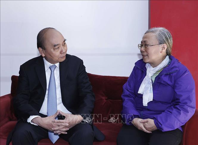 Chủ tịch nước Nguyễn Xuân Phúc thăm hỏi gia đình cố Chủ tịch nước Tôn Đức Thắng. Ảnh:TTXVN