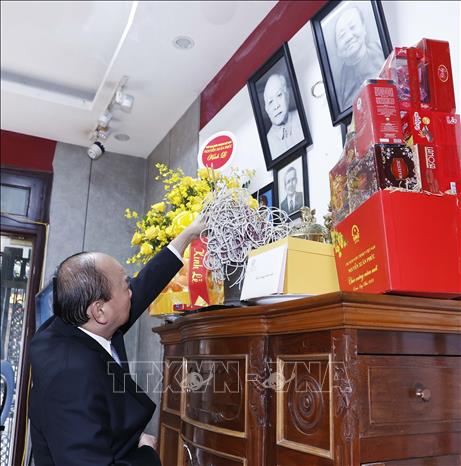 Chủ tịch nước Nguyễn Xuân Phúc tới dâng hương tưởng niệm cố Chủ tịch nước Tôn Đức Thắng. Ảnh: TTXVN