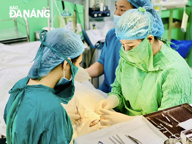 Doctors from the Da Nang Eye Hospital performing eye surgery for a child patient under the 