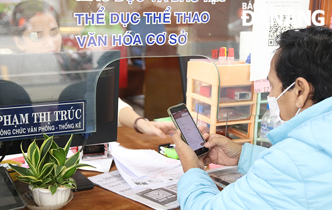 Ngay từ ngày đầu đi vào hoạt động, các phường mới trên địa bàn quận Thanh Khê, Hải Châu, Sơn Trà đã chủ động tiếp nhận, giải quyết các yêu cầu về thủ tục hành chính cho tổ chức, công dân bảo đảm thông suốt, hiệu quả. Trong ảnh: Bộ phận 