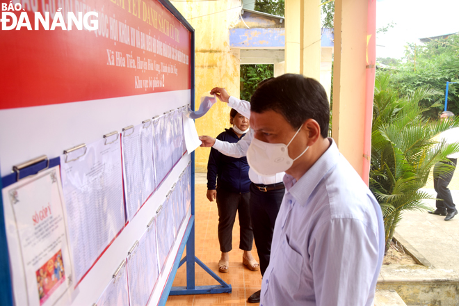 Phó Chủ tịch Thường trực UBND thành phố Hồ Kỳ Minh kiểm tra công tác bầu cử tại huyện Hoà Vang. Ảnh: TRỌNG HUY