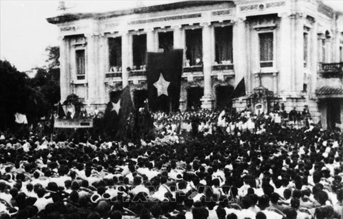 Sáng 19-8-1945, người dân Hà Nội và các tỉnh lân cận kéo về quảng trường Nhà Hát Lớn Hà Nội, dự lễ mít tinh hưởng ứng cuộc Tổng khởi nghĩa giành chính quyền. (Ảnh tư liệu TTXVN)