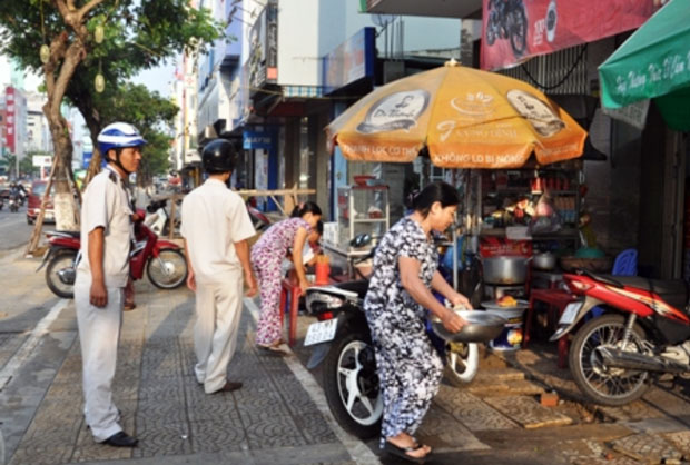 Lực lượng Quy tắc đô thị quận Hải Châu kiên trì lập lại trật tự đô thị trên địa bàn, chống lấn chiếm vỉa hè, xử lý vi phạm vệ sinh môi trường.