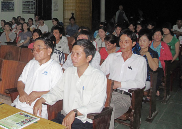 Anh Nguyễn Văn Trung (người ngoài cùng bên phải, hàng ghế đầu), Chủ tịch CĐCS phường Hòa Khánh Bắc trong buổi ra mắt Tổ công nhân tự quản khu nhà trọ trên địa bàn phường.