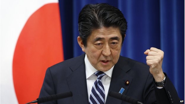 Thủ tướng Nhật Bản, Shinzo Abe, cho rằng Nhật cần thay đổi Hiến pháp để đối phó với tình hình an ninh khu vực đang bị xấu đi. Ảnh: AP