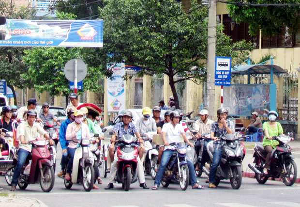 Từ trung tâm thành phố đến... vùng ngoại ô gần như 100% người dân thành phố khi tham gia giao thông bằng xe gắn máy, mô-tô đều đội  mũ bảo hiểm.