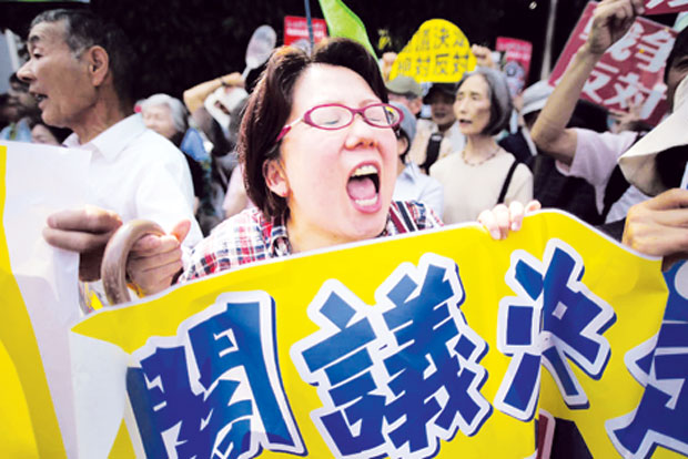 Biểu tình diễn ra bên ngoài Văn phòng Thủ tướng Shinzo Abe nhằm phản đối việc Nhật Bản mở rộng vai trò quân sự. Ảnh: AP