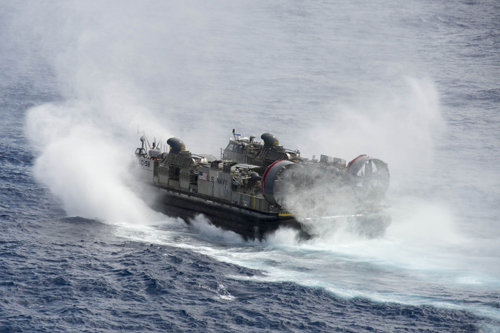 Tàu đổ bộ LCAC của Mỹ khởi hành từ tàu tấn công đổ bộ USS Peleliu để tham gia tập trận RIMPAC. Ảnh: AFP/TTXVN 