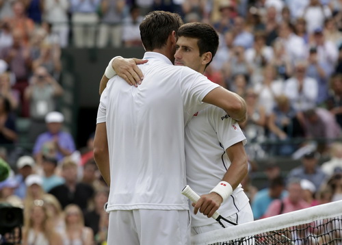 Djokovic (phải) đánh bại Marin Cilic