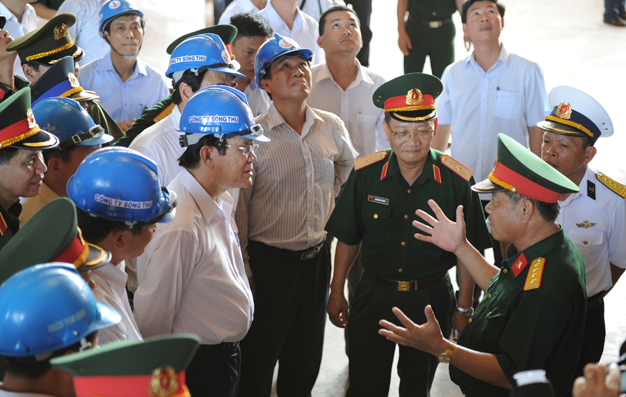 Lãnh đạo Tổng công ty Sông Thu báo cáo với Chủ tịch nước Trương Tấn Sang về tình hình hoạt động của nhà máy đóng tàu.