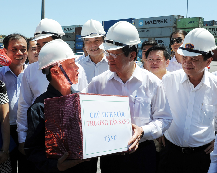 Chủ tịch nước Trương Tấn Sang thăm và tặng quà động viên công nhân lao động tại Cảng Đà Nẵng.