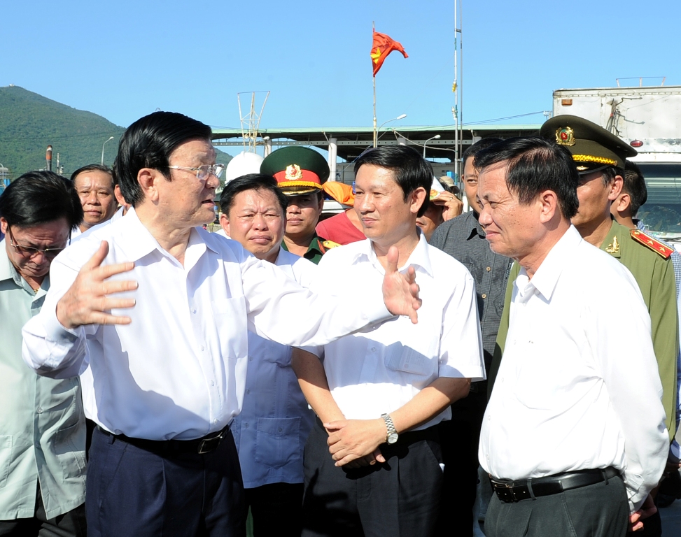 Chủ tịch nước Trương Tấn Sang trao đổi với Bí thư Thành ủy Trần Thọ về việc phát triển kinh tế biển khi đến thăm Cảng cá Thọ Quang.