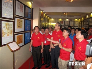 People visit the exhibition “Vietnam’s Hoang Sa, Truong Sa – historical and legal evidence