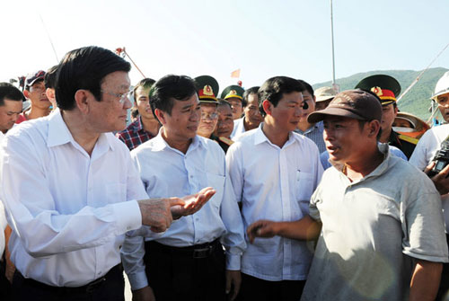 President Sang meeting with a local fisherman at the city’s Tho Quang fishing wharf