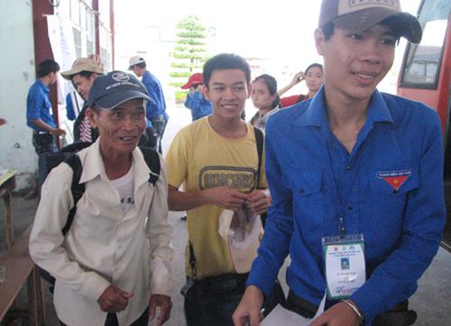  A volunteer at the coach station helping candidate Hoang Huy and his father from Quang Tri Province.