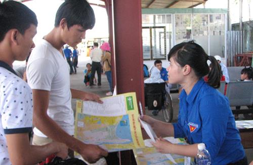 A volunteer giving map information about the city to 2 candidates from Quang Binh Province who will sit their examinations at the University of Technology.