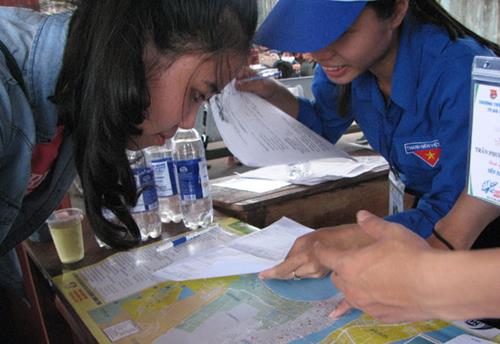   A candidate receiving information about cheap lodgings, and the shortest route to her exam venue near the University of Education.