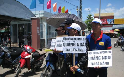    Volunteers from fellow countrymen students associations from the provinces of Quang Nam, Quang Ngai, Quang Trị, and Quang Binh.  They are studying, working and living in the city, and are ready to help candidates at the coach station, despite the blazing sun.