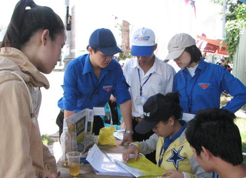   Some members of the Quang Tri Fellow Countrymen's Association in the city helping a candidate.