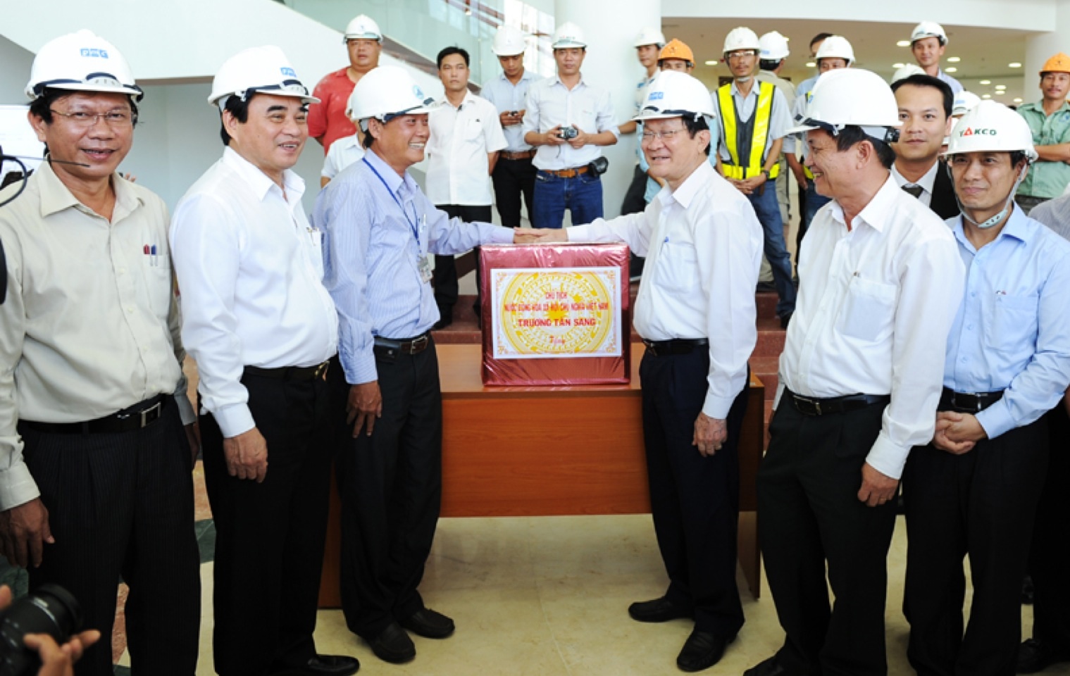 Chủ tịch nước Trương Tấn Sang  và lãnh đạo thành phố Đà Nẵng tặng quà cho cán bộ, công nhân đang thi công công trình Tòa nhà Trung tâm hành chính.