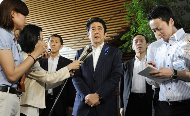 Thủ tướng Nhật Bản Shinzo Abe trả lời báo giới tại Tokyo ngày 3-7.          Ảnh: AFP